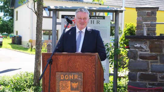 Der rheinland-pfälzische Ministerpräsident Gordon Schnieder hält die Festansprache in Dohr und betont die Unverzichtbarkeit des