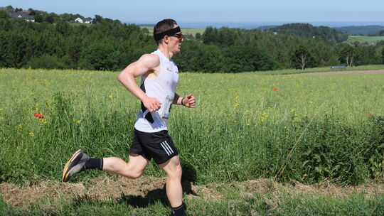 Andre Hergenröder von X-Sport Kastellaun hatte auf dem Weg zum Zehn-Kilometer-Sieg beim 16. Pfingstkronenlauf in Kleinich wenig