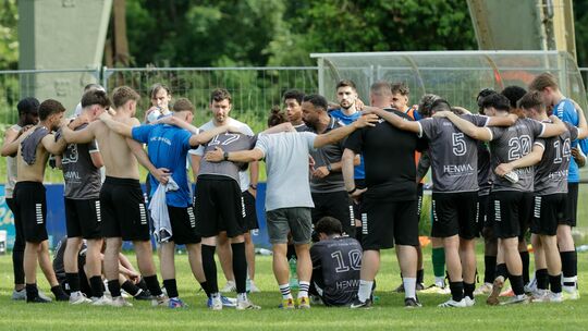 Trainer Cihan Akkaya (stehend in der Kreismitte) schwört seinen BSC Güls auf das Entscheidungsspiel gegen den FC Rot-Weiss Koble Trainer Cihan Akkaya (stehend in der Kreismitte) schwört seinen BSC Güls auf das Entscheidungsspiel gegen den FC Rot-Weiss Koble