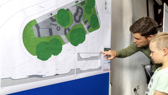 Gemeinsam überlegten große und kleine Rollbrettfans jetzt, wie der Plan für den Skatepark in Hachenburg noch verbessert werden k