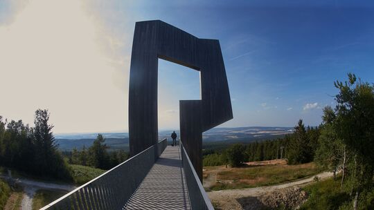 Die Skulptur «Windklang» von Christoph Mahnke steht nahe dem Gipfel des Erbeskopfs im Hunsrück.