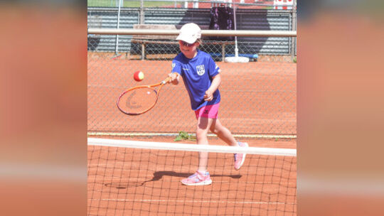 Den Ball fest im Blick: Amelia Sharp vom TC Blau-Weiß Bad Kreuznach spielt beim Jugend-Cup groß auf. Mit drei Siegen aus vier Sp Den Ball fest im Blick: Amelia Sharp vom TC Blau-Weiß Bad Kreuznach spielt beim Jugend-Cup groß auf. Mit drei Siegen aus vier Sp