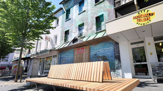 Wenn man auf der einen Seite der neuen Bank auf dem Luisenplatz Platz nimmt, schaut man nicht nur auf ein Werk des Neuwieder Gra