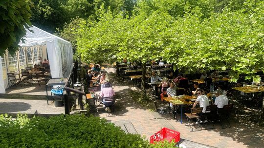 Im Biergarten des Brauhauses Marienstatt lässt es sich unter dem schattigen Blätterdach auch bei Hitze gut aushalten.