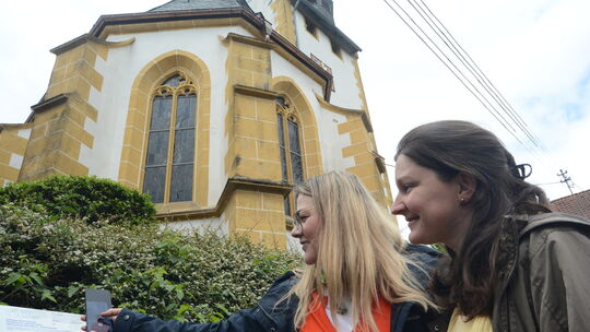 Regina Heide (links) und Nathalie Gabelmann haben die Audio-Tour Niederhausen ins Leben gerufen. Eine der Stationen ist die evan