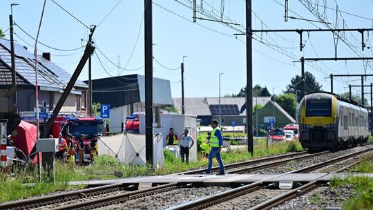 Schulbus in Belgien von Zug erfasst Schulbus in Belgien von Zug erfasst