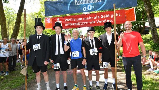 37. Deuzer Sparkassen Pfingstlauf – 4. Lauf Ausdauer-Cup 2026: Kurz bevor Sparkassenvorstand Tillmann Reusch (rechts) den Starts