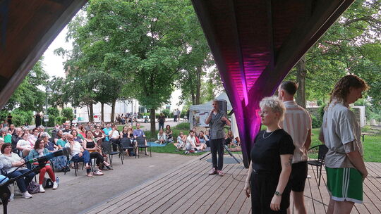 Traditionell wird beim Poetry Slam die Reihenfolge der Vortragenden mit einem „Ganzkörper-Schere-Stein-Papier-Spiel“, also Schni