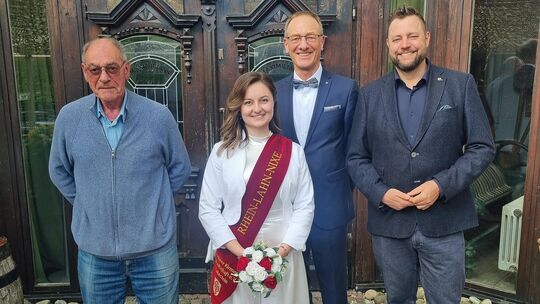 Von links: Greg Titcombe (Vorsitzender der Kettering-Lahnstein Twinning Association), Rhein-Lahn-Nixe Kristina I, Günter Groß (V