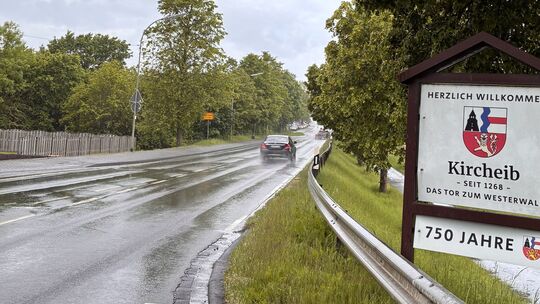 Für 3,7 Millionen Mark gab es in Kircheib eine neue Ortsdurchfahrt der Bundesstraße 8. Die B8, der prägende Faktor im Ortsbild,