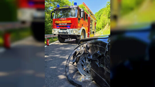 Die Feuerwehr sicherte die Unfallstelle, klemmte Batterien ab und streute ausgelaufene Betriebsstoffe ab.