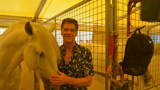 Tierlehrer Hans Ludwig Suppmeier informierte darüber, wie Circus Krone seine Pferde hält.