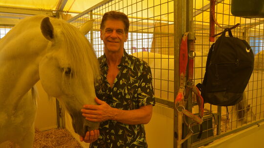 Tierlehrer Hans Ludwig Suppmeier informierte darüber, wie Circus Krone seine Pferde hält.