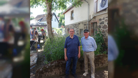 Manni Bell und Albert Schäfer (von links) gehörten zu den Ersten, die 2007 mit der Renovierung der Mühle begonnen hatten.