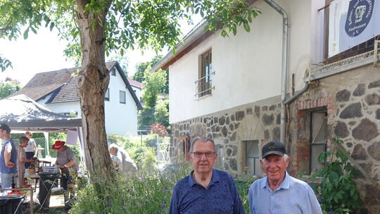 Manni Bell und Albert Schäfer (von links) gehörten zu den Ersten, die 2007 mit der Renovierung der Mühle begonnen hatten.