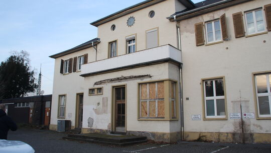 Der Bahnhof in Rhens sieht nicht besonders einladend aus. Für Fahrgäste bleibt er ohnehin verschlossen. Wann soll hier etwas pas