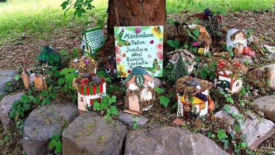 Das Wichteldorf unter dem Märchenbaum.
