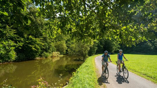 Knappe 100 Kilometer folgt der Wiedradweg dem Fluss von der Quelle im Westerwald bis zur Mündung am Rhein.