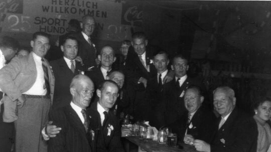 Hier sind einige Gründungsmitglieder des SV Hundsangen bei der verspäteten 25-Jahr-Feier im Jahr 1956 zu sehen: (Stehend v. link