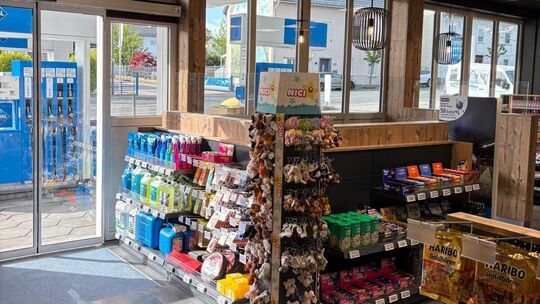 Die TaRa Group aus Idar-Oberstein übernahm zum 1. April 2026 die Aral Tankstelle in Kastellaun. Es folgte eine umfassende Modern