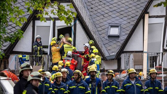 Mehr als 200 Einsatzkräfte, darunter viele Freiwillige, waren beim Hoteleinsturz in Kröv im Einsatz.