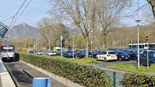 Es wird enger: Viele Parkplätze an der Endhaltestelle der Linie 66 in Bad Honnef fallen durch die Bahnbaumaßnahmen weg. Es wird enger: Viele Parkplätze an der Endhaltestelle der Linie 66 in Bad Honnef fallen durch die Bahnbaumaßnahmen weg.