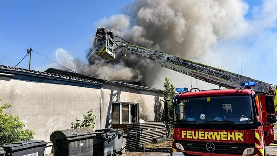 Die Rauchsäule war bereits aus der Ferne zu sehen. Ein Messfahrzeug überprüfte die Umgebung auf Schadstoffe.