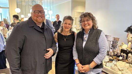 Zur Eröffnung des Holistic Colab in dem markanten Praxis- und Büroturm am ICE-Bahnhof begrüßte Gründerin Gesa-Fee Velten (Mitte)