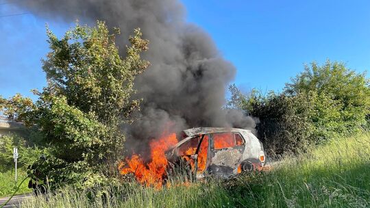 Fahrer aus brennendem Auto gerettet Fahrer aus brennendem Auto gerettet