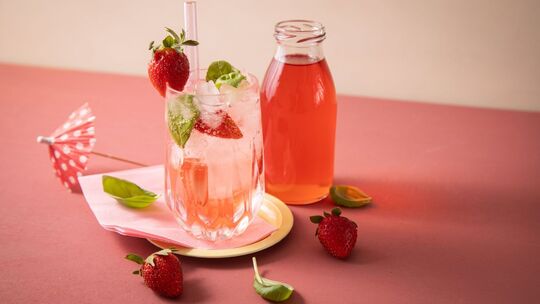 Erdbeer-Basilikum-Sirup mit Crushed Ice und Tonic Water