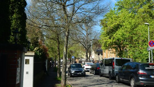 Während des Schulbeginns und des Schulschlusses soll der Verkehr aus der Hofgartenstraße herausgehalten werden.
