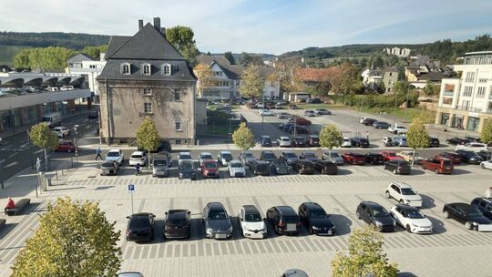 Wird der große öffentliche Parkplatz in der Kurfürstenstraße in Wittlich verkleinert? Eine aktuelle Analyse stellt diese Option