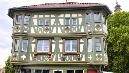 So sieht das fertige Brückenhaus mit der historischen Schwedenkugel fertig saniert aus.