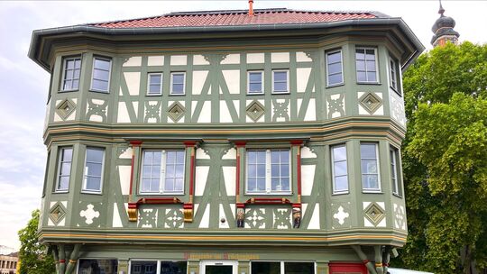 So sieht das fertige Brückenhaus mit der historischen Schwedenkugel fertig saniert aus.