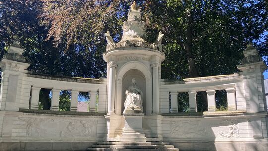 Im Ganzen macht es einen majestätischen Eindruck, das Denkmal der Kaiserin Augusta in den Koblenzer Rheinanlagen. Doch wenn man