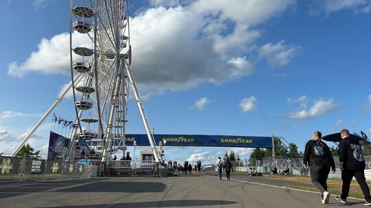 Blickfang, Treffpunkt und Aussichtspunkt: Das Riesenrad bei Rock am Ring weckt bei vielen Festivalbesuchern Erinnerungen. Das ze