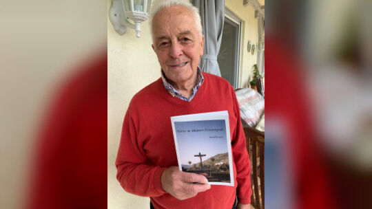 Der Müdener Dorfchronist Rudolf Bertgen stellt seine neue Broschüre über verstorbene Pfarrer in Müden mit ihren Einzelschicksale