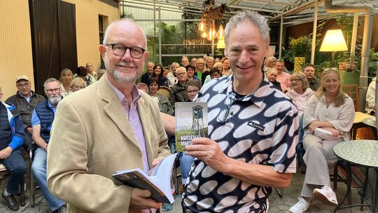 Der Eifler Krimiautor Ralf Kramp (links) gastiert am 6. Juni wieder bei Herbert Budweg in Eller.