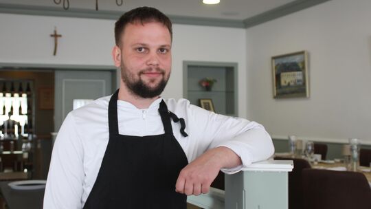 Nikola Tica ist Küchenchef im Restaurant Reblaus in Kobern-Gondorf. Außerdem leitet er das Hotel Haupt, in dessen Erdgeschoss si