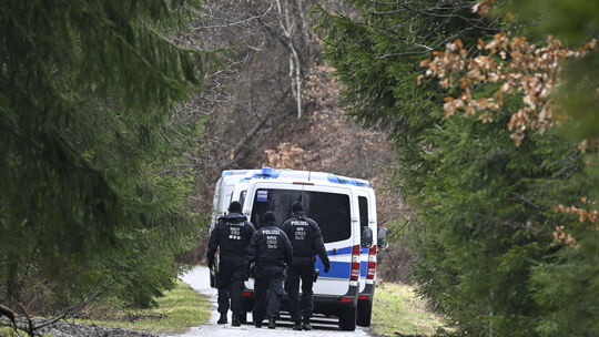 Polizisten suchen im März 2023 in der Nähe des Fundorts des getöteten Mädchens nach weiteren Hinweisen.