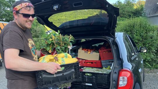Die vor der Tonne geretteten Lebensmittel werden von den Foodsavern in Cochem-Zell individuell verteilt.