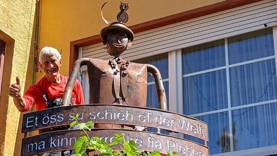 Rudolf Franzen bringt die Skulptur am Wohnhaus der Obermöhn in Eller an.
