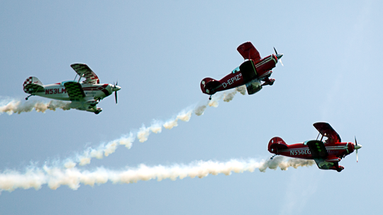Beim Flugplatzfest in Ailertchen wurde den Zuschauern viel geboten. Zu den Attraktionen gehörte die Kunstflugshow mit Doppeldeck