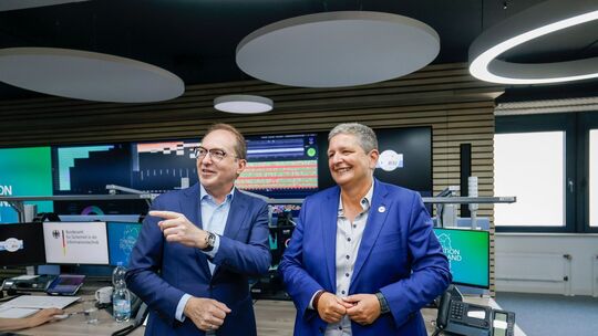 Bundesinnenminister Dobrindt besucht das IT-Lagezentrum des BSI Bundesinnenminister Dobrindt besucht das IT-Lagezentrum des BSI