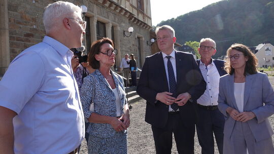 Dominik Gieler (links), Bürgermeister der Verbandsgemeinde Altenahr, erläuterte Probleme auf örtlicher Ebene.