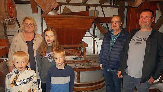 Martina und Andreas Noll und Sven Brucker (von links) sind Teil der Heimatfreunde Bollenbach, und freuen sich mit der ganzen Do