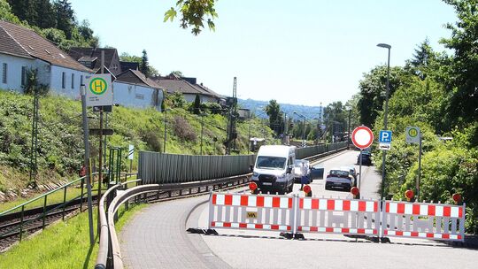Die Bahnhofstraße in Erpel, die direkt neben den Gleisen herführt, ist jetzt gesperrt. Die Bahnhofstraße in Erpel, die direkt neben den Gleisen herführt, ist jetzt gesperrt.
