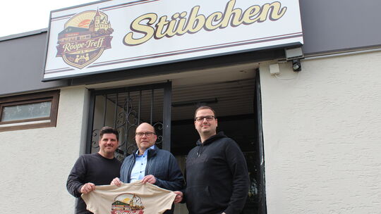 Der Verein "Rööpe-Treff", hier vertreten durch den 1. Vorsitzenden Frederik Fols (rechts) und den 2. Vorsitzenden Daniel Bürder