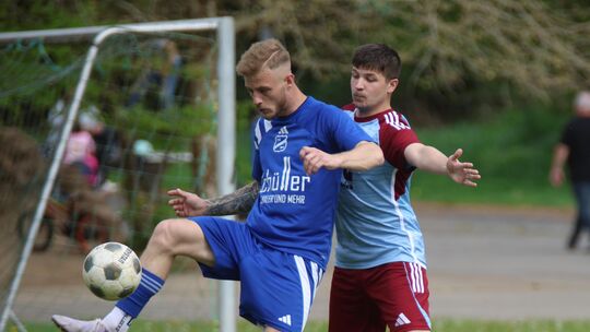 Der TuS Niederbrombach bangt vor dem erssten Aufstiegsspiel zur A-Klasse um seinen Goalgetter. Maximilian Kuhn (links) laboriert