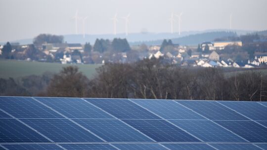 Die VG Nastätten möchte auf Eigenstromerzeugung durch Photovoltaikanlagen setzen. Die Energiegenossenschaft EGOM hat auf dem Geb Die VG Nastätten möchte auf Eigenstromerzeugung durch Photovoltaikanlagen setzen. Die Energiegenossenschaft EGOM hat auf dem Geb